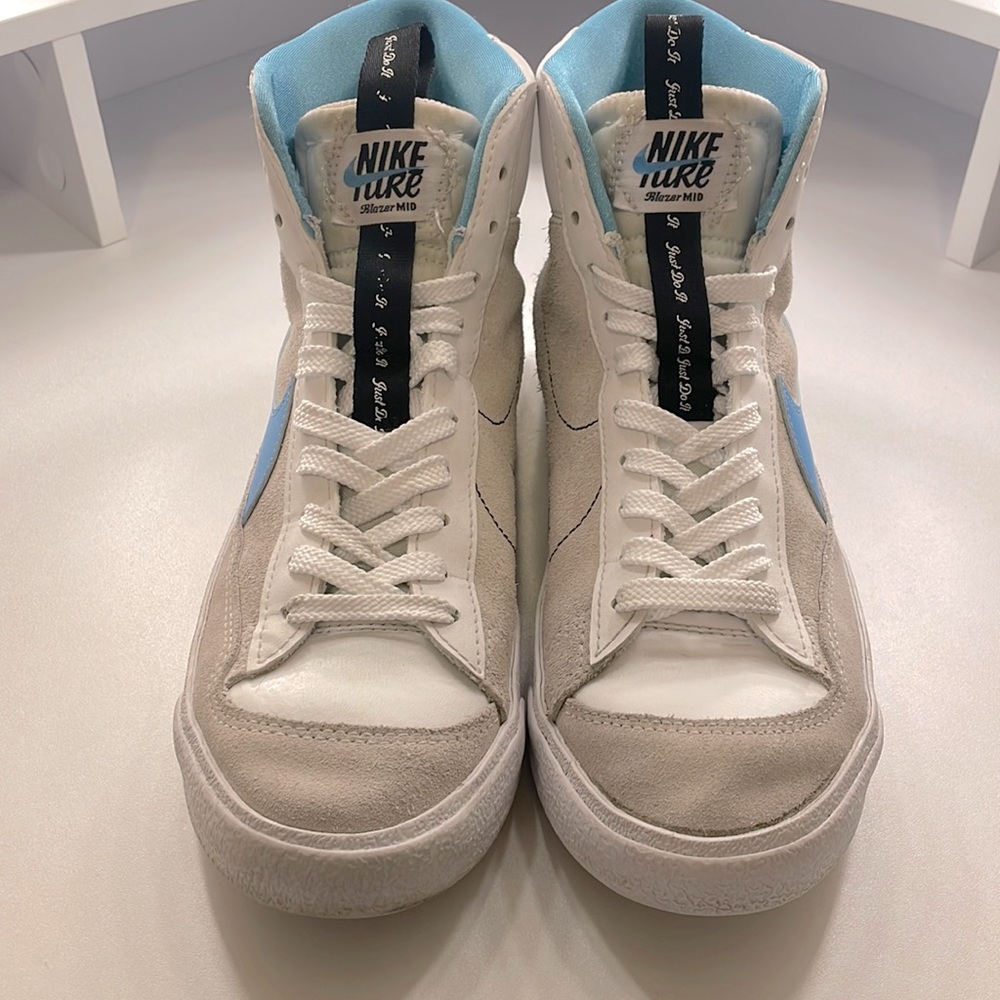 Nike Boys Blazer mid ‘77 White/University Blue- size 6y